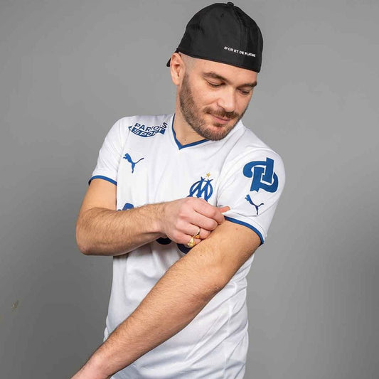 MAILLOT-MARSEILLE-JUL-DOMICILE-2023-D_OR-ET-PLATINE